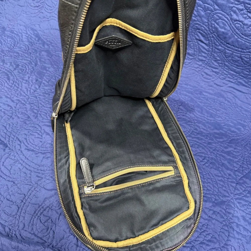 Fossil Mens Black Leather Sling Bag Crossbody Backpack Zipper Pockets Read